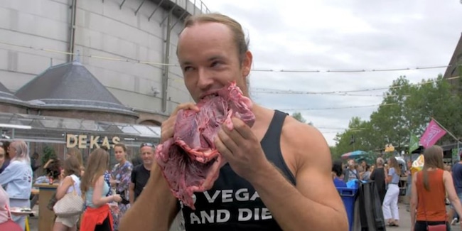 Il mange de la viande lors d'un festival vegan