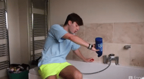 Ce Youtubeur prend un bain d'eau de Javel pour obtenir des vues