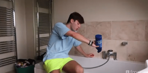 Ce Youtubeur prend un bain d'eau de Javel pour obtenir des vues