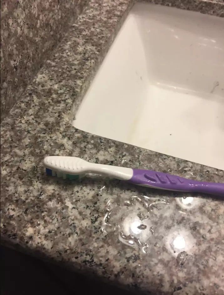 brosse à dents sur le rebord du lavabo