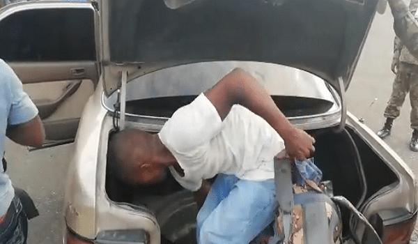 18 personnes dans une voiture