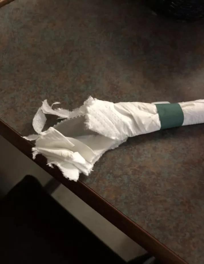 serviette déchirée