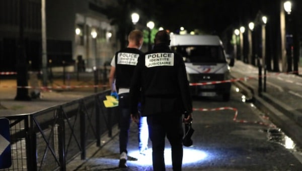 Une attaque au couteau à Paris, le suspect affaibli avec une boule de pétanque