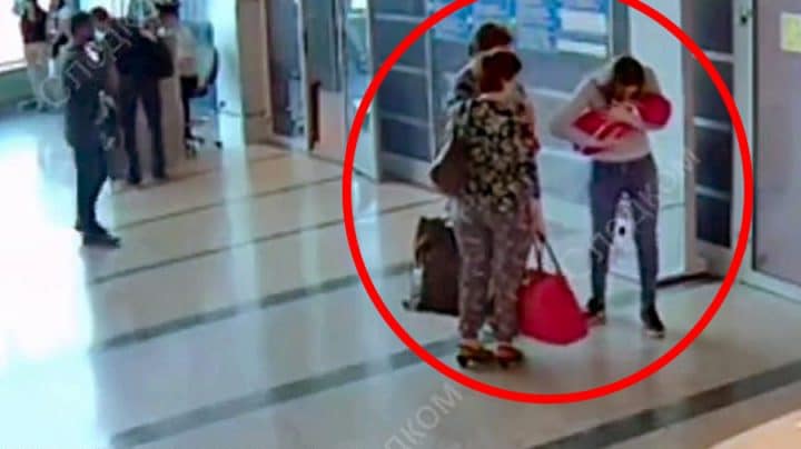 bébé échangé à l'aéroport abandonne son bébé