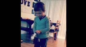 Un enfant se tire une balle de pistolet Nerf