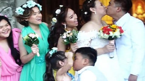 enfants d'honneur s'embrassent bisou mariage
