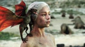 game-thrones-emilia-clarke-mere-des-dragons-ses-bebes-dans-la-peau