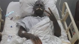 négation génitale ablation pénis corps tatoué en noir