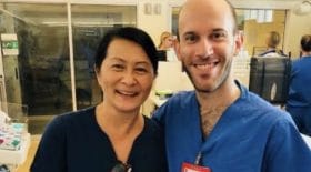 Cette infirmière et ce médecin se retrouvent 30 ans plus tard, leur histoire est bouleversante