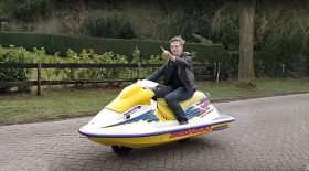 jet ski sur la route