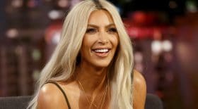 kim kardashian polémique doigts d'honneur