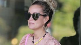 Laeticia Hallyday sans soutien gorge