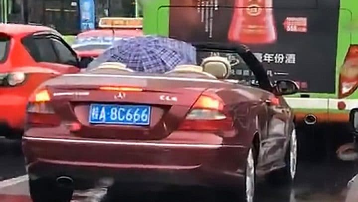 voiture décapotable parapluie