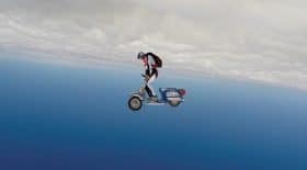 saut en parachute vespa scooter