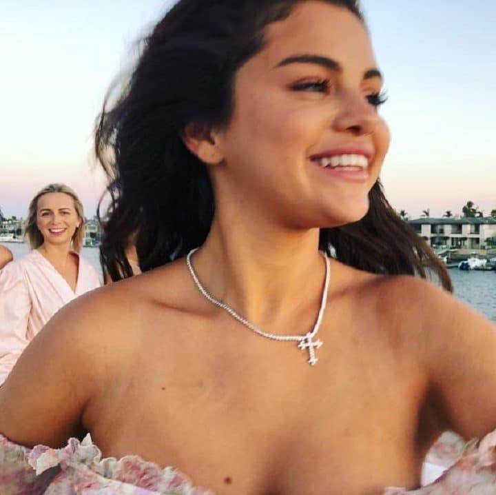 Selena Gomez établit un nouveau record de likes sur son compte instagram grâce à une photo d'elle en robe ultra sexy et au décolleté plongeant..