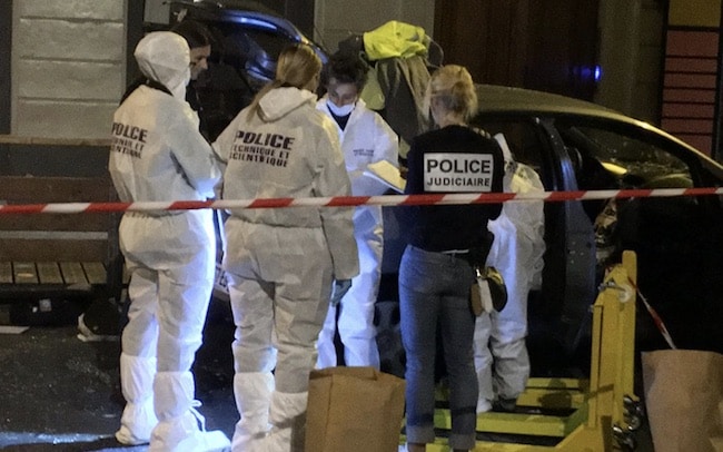 Une voiture fonce dans la foule à Nîmes