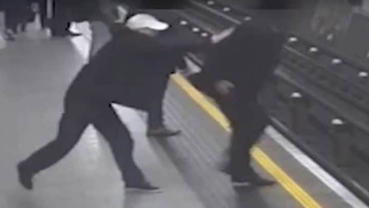 agresseur pousse victimes rails