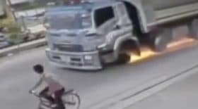 ce camion prend feu devant un cycliste