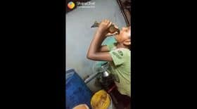 enfant-gobe-poisson