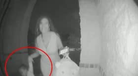 femme abandonne bébé devant la porte