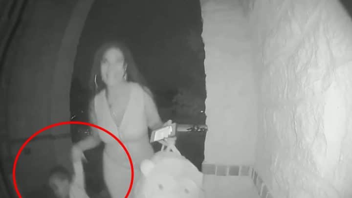 femme avandonne bébé devant la porte