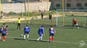 un arbitre marque un but