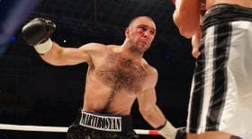 Déçu par sa défaite, le boxeur Gennady Martirosyan s'en prend à son entraîneur