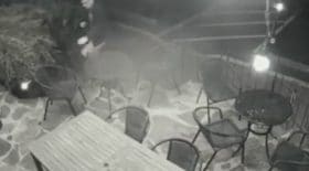 Il vole un mannequin dans un restaurant