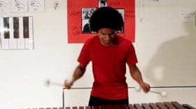 Il joue super Mario au marimba