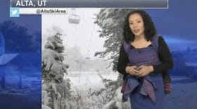 Elle présente la météo avec son enfant sur le dos