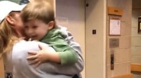 Un enfant triste renvoyé chez sa mère violente