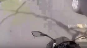 Ce motard ne respecte pas le code de la route