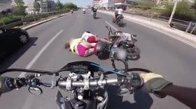 passagère de moto trainée au sol