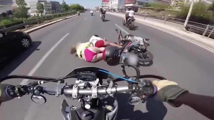 passagère de moto trainée au sol