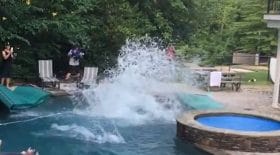 une figure impressionnante dans une piscine