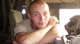 policier fils mort arrête soldat