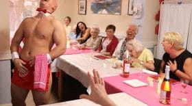 retraitées-majordomes-nus-maison-de-retraite-fêtes