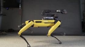 robot danse sur du Bruno mars