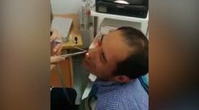 homme sangsue coincée nez