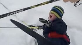 cet enfant se fait attaquer par une grouse