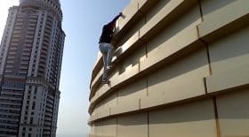 homme escalade building
