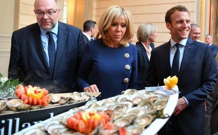 Brigitte devant un plat d'huîtres