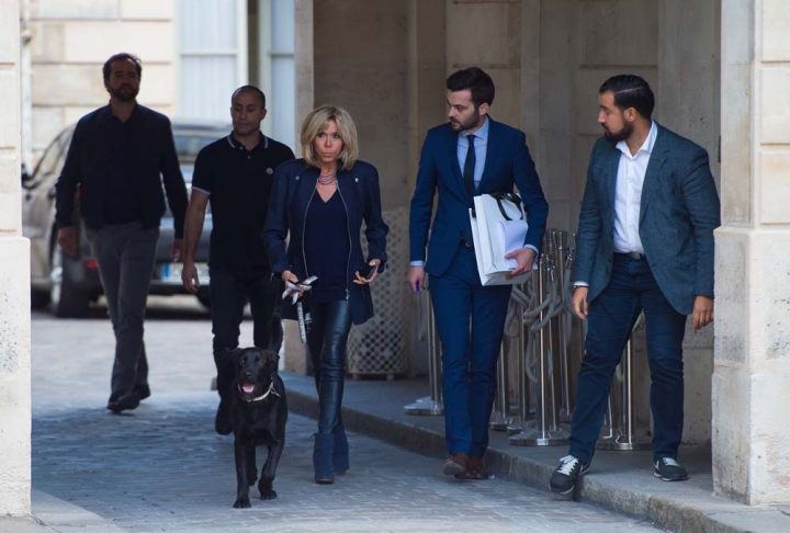 Brigitte Macron promène son chien