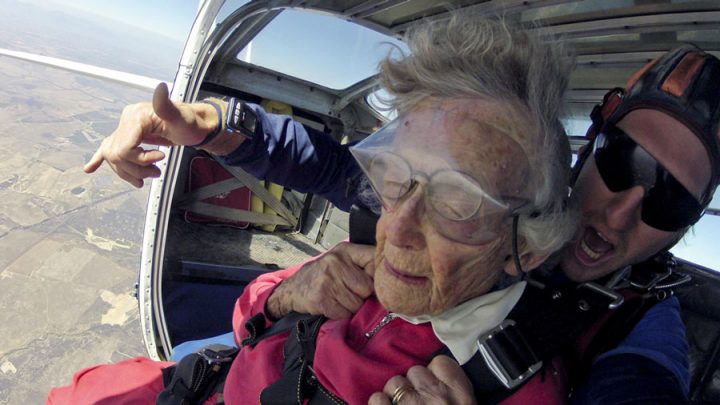 centenaire fête anniversaire saut en parachute 