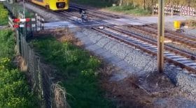cycliste-passage-à-niveau-train