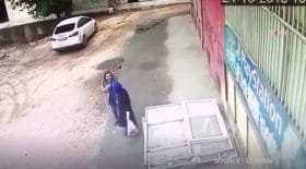 deux-jeunes-femmes-trottoir-écroule-effondre