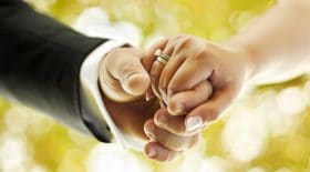 Elle apprend qu'elle est trompée et se venge le jour de son mariage