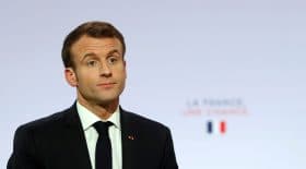 Emmanuel Macron : Président sans Constitution