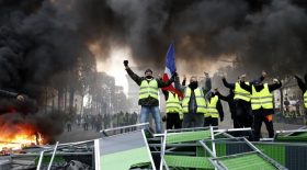 gilet-jaunes-champs-élysées-manifestation-pavés-barricades-affrontement