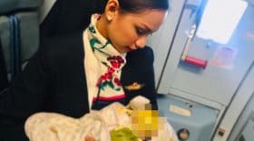 hôtesse de l'air donne le sein allaite bébé